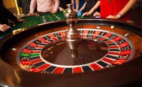 Antarmuka permainan Live Roulette di kosmik4d dengan video dealer, area taruhan, dan statistik permainan